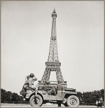 Paris, Eiffelturm mit Jeep
                                        der 4.
                                        "US"-Infanteriedivision,
                                        25.8.1944