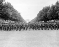 Paris, "amerikanische"
                          Soldaten bei der Parade am 28.8.1944