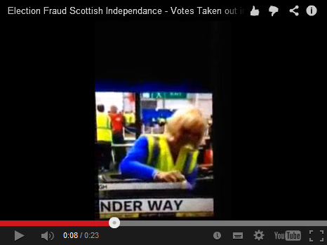 Eine
                        Wahlhelferin der Schottland-Abstimmung �ffnet
                        eine Urne