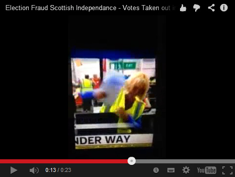 Die
                        Wahlhelferin pr�sentiert ein B�ndel Wahlstimmen
                        mit einer Hand