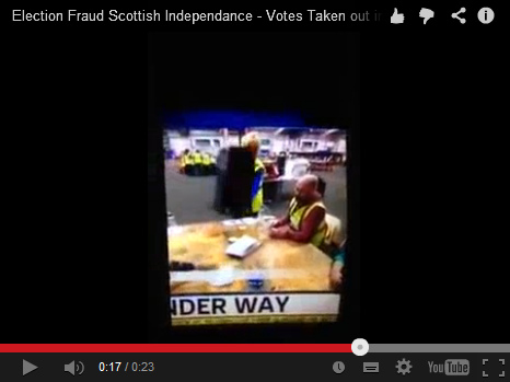 Die Wahlhelferin pr�sentiert die Wahlurne,
                        wo nichts mehr drin ist