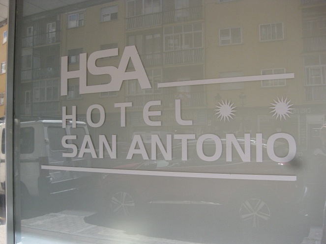 Das Hotel "San Antonio" (HSA), der
Schriftzug (der schwarze Fleck ist ein Kamerafehler) Das Hotel "San Antonio" (HSA), der
Schriftzug (der schwarze Fleck ist ein Kamerafehler)