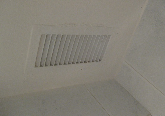 Hotel "San Antonio": Die Decke im Bad
mit dem Gitterchen zum Abluftkanal: scheint ein FAKE,
Nahaufnahme Hotel "San Antonio": Die
Decke im Bad mit dem Gitterchen zum Abluftkanal:
scheint ein FAKE, Nahaufnahme