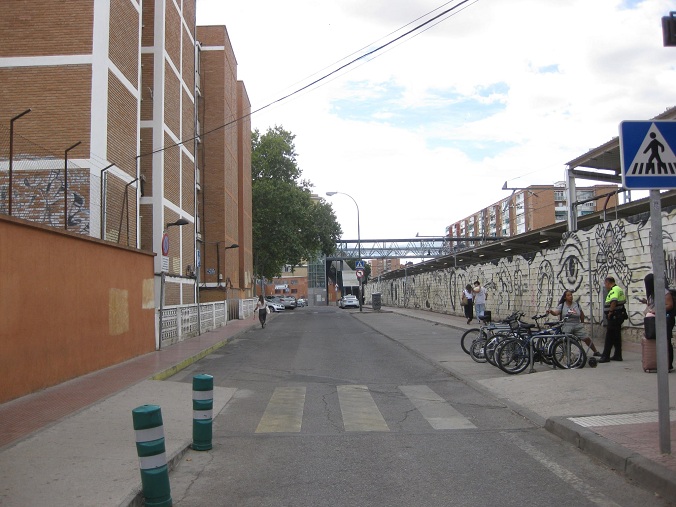Alcal� cerca de Madrid:
                  Casas en rojo cerca de la estaci�n de trenes