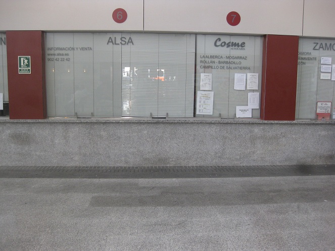 Salamanca Busbahnhof
                  18.9.2025: Fast alle Schalter der Busfirmen sind
                  geschlossen 05, hier die Busfirmen alsa und Cosme