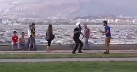 Trkische Schlgerpolizei 01, Drohung mit
                          Knppel am Ufer
