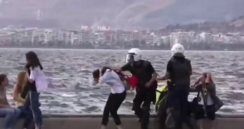 Trkische Schlgerpolizei 04, Marsmensch
                          packt eine Frau