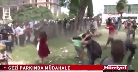 Trkische Schlgerpolizei 15, Angriff auf
                          Demonstranten mit Trnengaspistole, Frau im
                          roten Kleid links