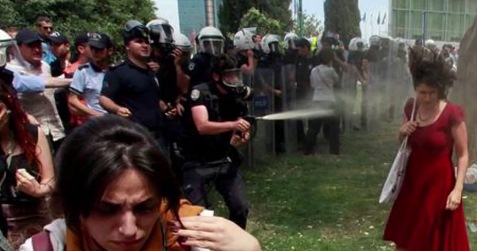 Trkische Schlgerpolizei 17, Angriff mit
                          Trnengaspistole auf Frau im roten Kleid