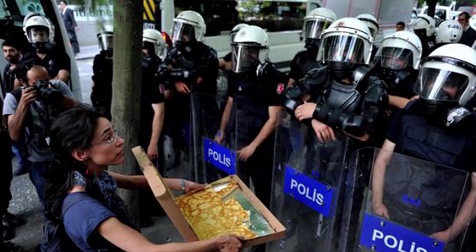 Trkische Schlgerpolizei 19, Angebot
                          einer Malzeit fr die Marsmenschen mit ihren
                          Plexiglas-Schildern
