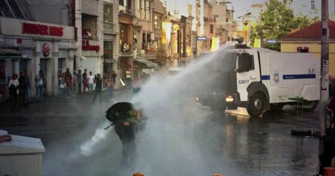 Trkische Schlgerpolizei 21,
                          Wasserwerfer gegen Einzelperson