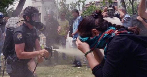 Trkische Schlgerpolizei 22,
                          Trnengaspistole gegen Frau mit einer Distanz
                          von nur einem Meter
