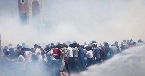 Trkische Schlgerpolizei 24, Trnengas
                          gegen Demonstranten