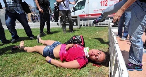 Trkische Schlgerpolizei 25, scheinbar
                          ein Todesopfer