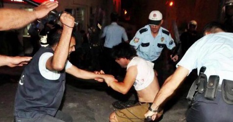 Trkische Schlgerpolizei 26, vier
                          Marsmenschen kmpfen gegen einen Demonstrant
                          im Hemd