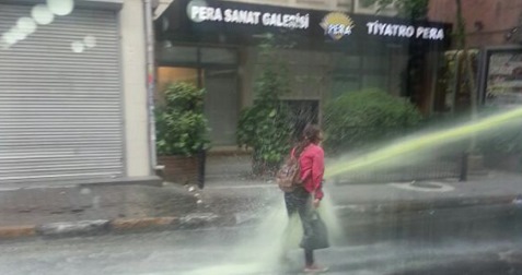 Trkische Schlgerpolizei 30,
                          Wasserwerfer gegen Frau