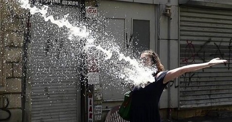 Trkische Schlgerpolizei 32,
                          Wasserwerfer gegen Frau