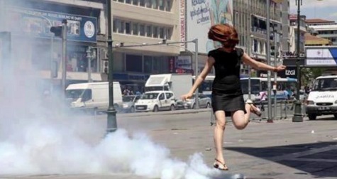 Trkische Schlgerpolizei 35, Frau gegen
                          Trnengasgranate