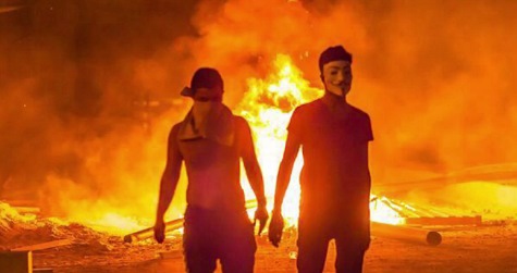 Trkische Schlgerpolizei 37,
                          Demonstranten vor einer brennenden Barrikade