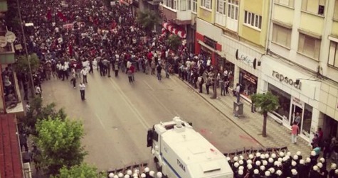 Trkische Schlgerpolizei 38,
                          Marsmenschen mit Wasserwerfer stellen sich
                          gegen Demonstranten