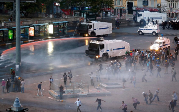 Gezi-Park am
                15. Juni 2013: Marsmenschen-Schlgerpolizisten machen
                Wasserspiele mit chemischem Giftwasser, das
                Hautreizungen verursacht