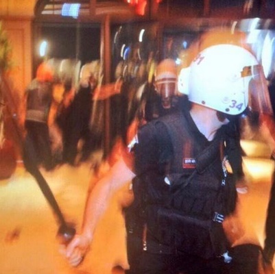 15. Juni 2013: Marsmenschen-Schlgerpolizei
                        im Divan-Hotel in Istanbul 02, mit gezogenem
                        Knppel