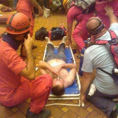 15. Juni 2013: Marsmenschen-Schlgerpolizei
                        im Divan-Hotel in Istanbul 03, Verletzter auf
                        einer Bahre