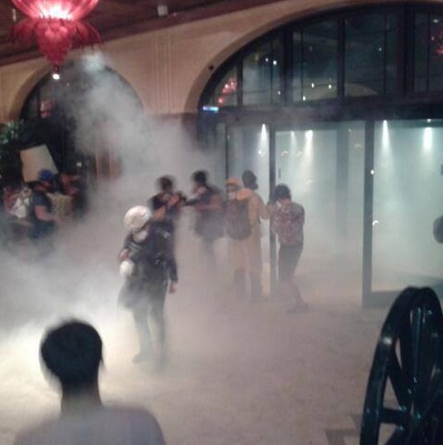 15. Juni 2013:
                Marsmenschen-Schlgerpolizei im Divan-Hotel in Istanbul
                04, Trnengas der Schlgerpolizei berall