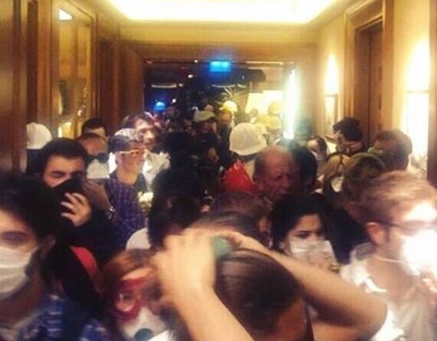 15. Juni 2013: Marsmenschen-Schlgerpolizei
                        im Divan-Hotel in Istanbul 05, Gedrnge mit
                        Stofftchern vor Mund und Nase