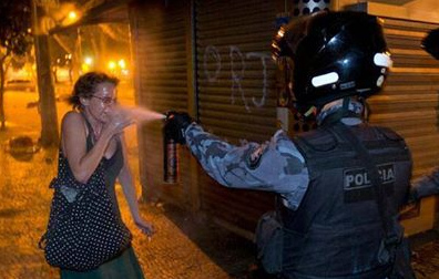 Trnengas
                          gegen friedliche Demonstrantin auf 1m
                          Entfernung