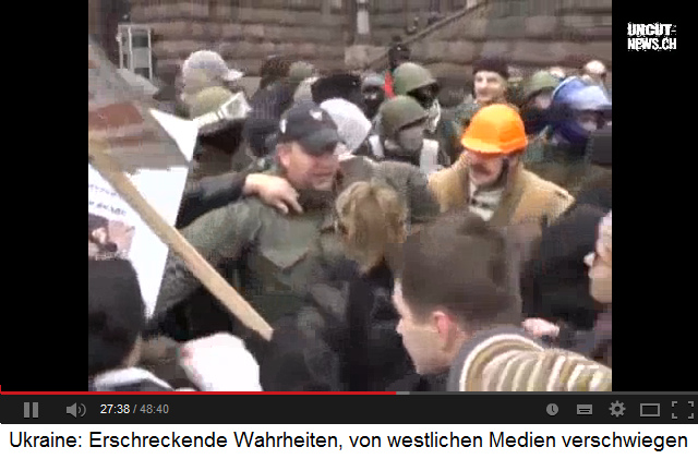 Der
                      Schwarze Block bildet einen Riegen gegen
                      prorussische Demonstranten