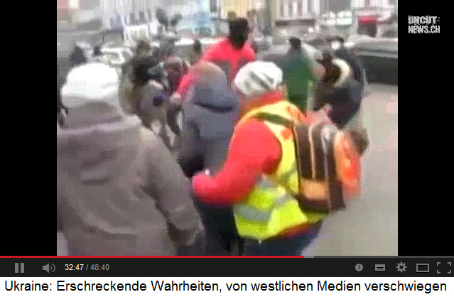 Demonstration in Kiew, ein Opfer wird auf der
                      Strasse mit Kn�ppeln geschlagen 02