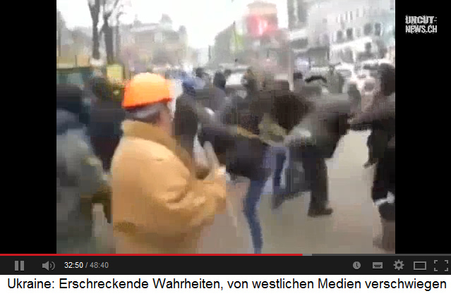 Demonstration in
                      Kiew, hoher Fusstritt 02