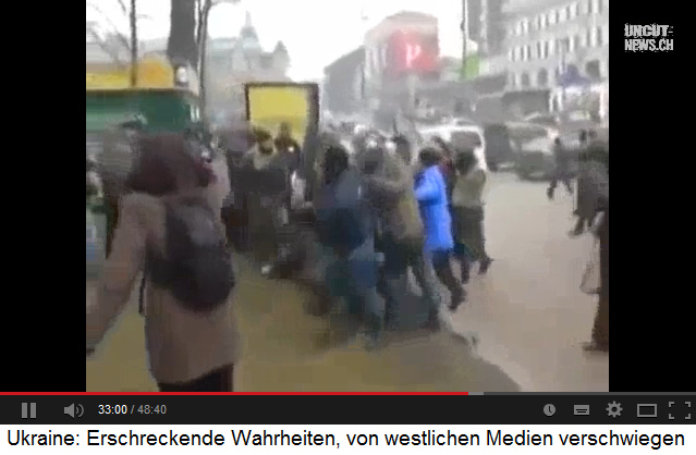 Demonstration in
                      Kiew, wieder wird ein Opfer brutal
                      zusammengekn�ppelt, Verh�ltnis etwa 8:1