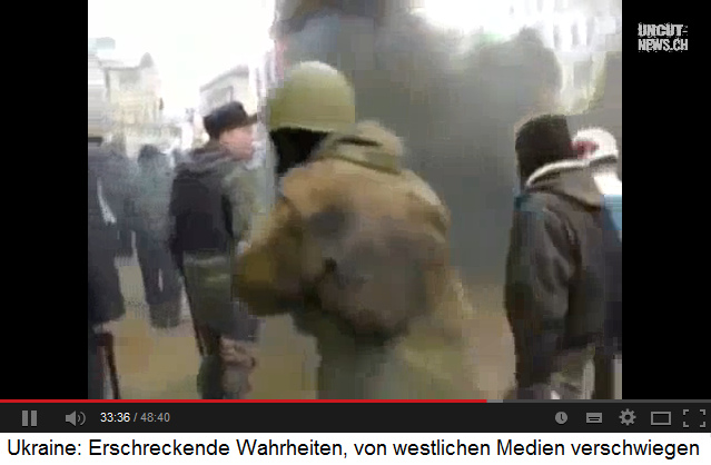 Demonstration in
                      Kiew, die Polizeimiliz stoppt den
                      Rauchpetardentr�ger