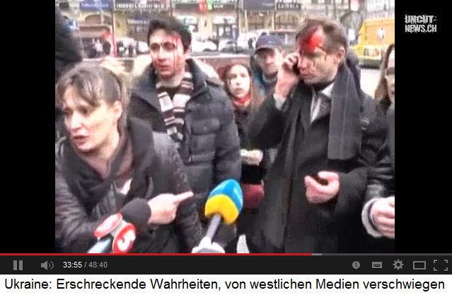 Demonstration in Kiew, zwei Demonstranten mit
                      heftig blutenden Kopfverletzungen