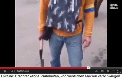 Demonstration in Kiew,
                Demonstrant mit einer Schaufel