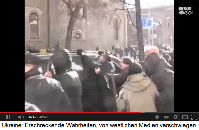Demonstration in Kiew, ein Leichenwagen
                      kommt