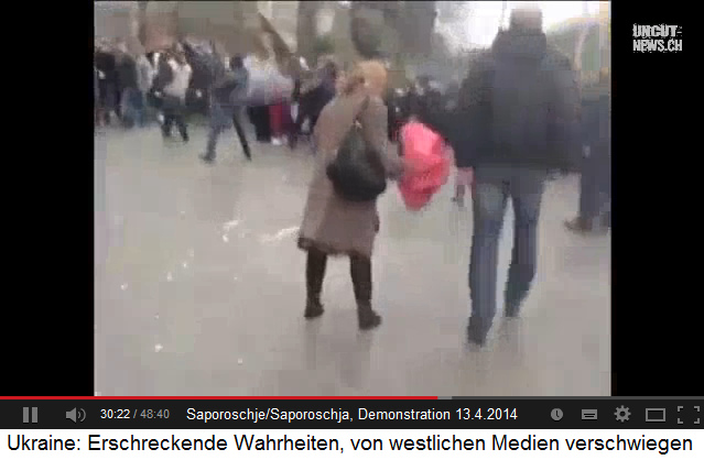 Demonstration in Saporoschje / Saporoschja,
                    13.4.2014, Angriff mit Tr�nengasspray im
                    Hintergrund