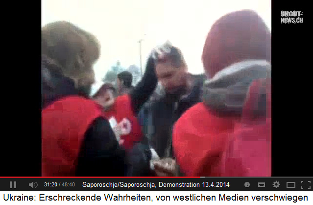 Saporoschje /
                    Saporoschja, Demonstration vom 13. April 2014,
                    Sanit�ter versorgen einen Verletzten