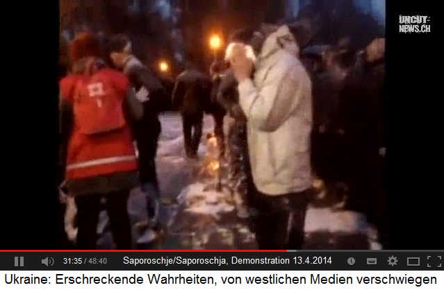 Saporoschje / Saporoschja, Demonstration vom
                    13. April 2014, Sanit�ter versorgen einen weiteren
                    Verletzten