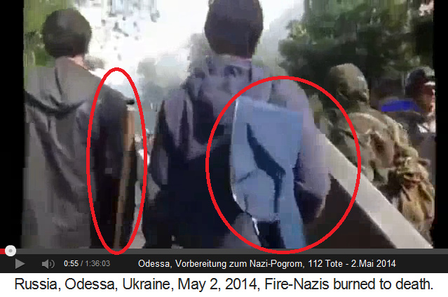 Zwei
                    Nazi-Schl�ger mit St�cken, Schildern, und ein
                    Rucksack und ein Helm