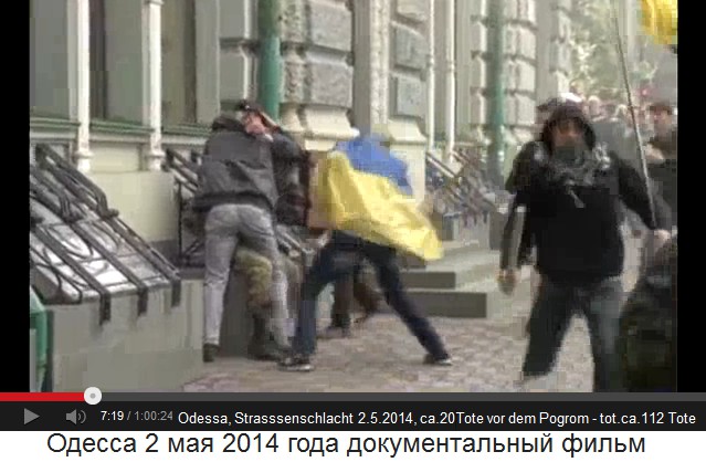 Da kommt die "fliegende"
                        Ukraine-Fahne mit schwarzer Kapuzenjacke,
                        Sonnenbrille und Kn�ppel --