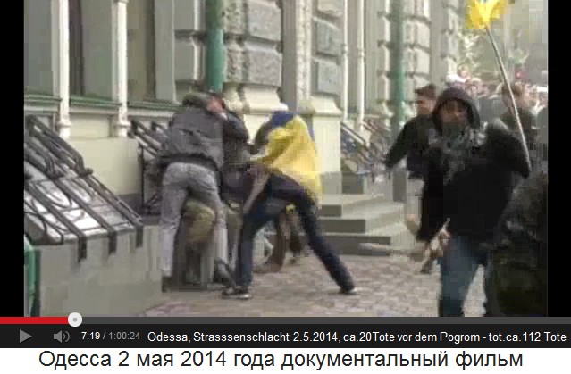 Da
                        kommt die "fliegende" Ukraine-Fahne
                        mit schwarzer Kapuzenjacke, Sonnenbrille und
                        Kn�ppel 02