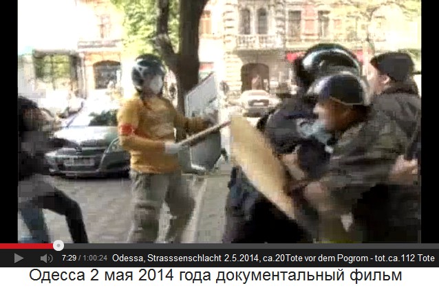 Ein Russland-Treuer mit roter Armbinde
                        will durch den Polizeiriegel fl�chten, aber die
                        Polizei l�sst ihn nicht durch