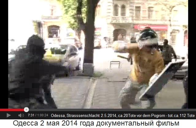 Nun wird der Russlandtreue
                        gleich von zwei Nazi-Schl�gern angegriffen - und
                        im Hintergrund schiesst immer noch der Nazi mit
                        Sturmm�tze mit einer Pistole