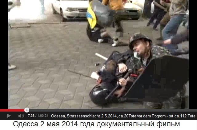 Ein Nazi-Paramilit�r ringt einen
                        Milizpolizisten zu Boden 01