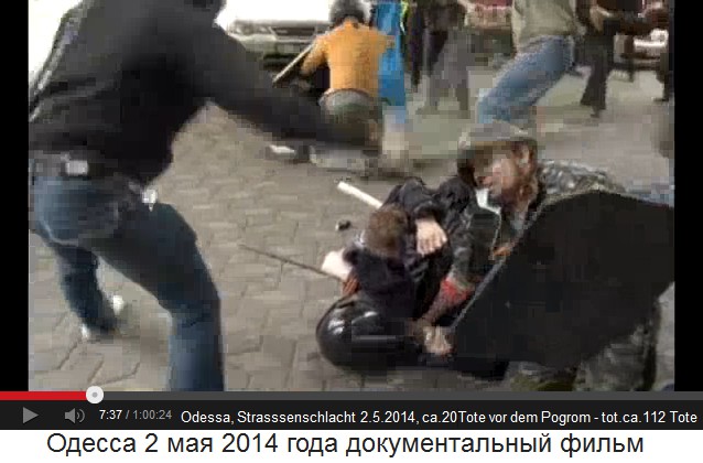 Der Nazi-Paramilit�r bekommt einen
                        Kn�ppelschlag auf den Helm