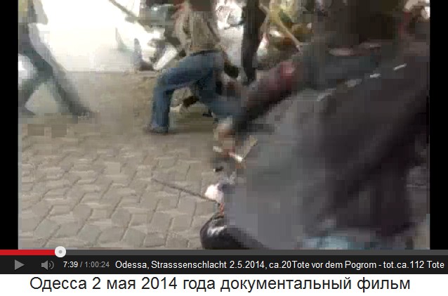 Ein Ukraine-Nazi mit falscher, roter
                        Armbinde wirft Steine gegen einen
                        Russen-Anh�nger