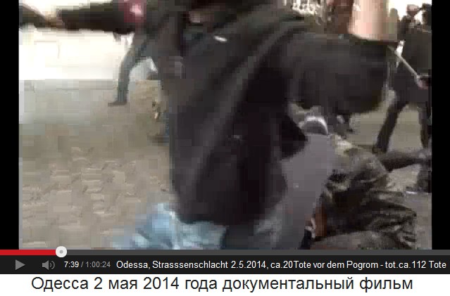 Ein
                        Ukraine-Nazi mit falscher, roter Armbinde wirft
                        Steine gegen einen Russen-Anh�nger 02